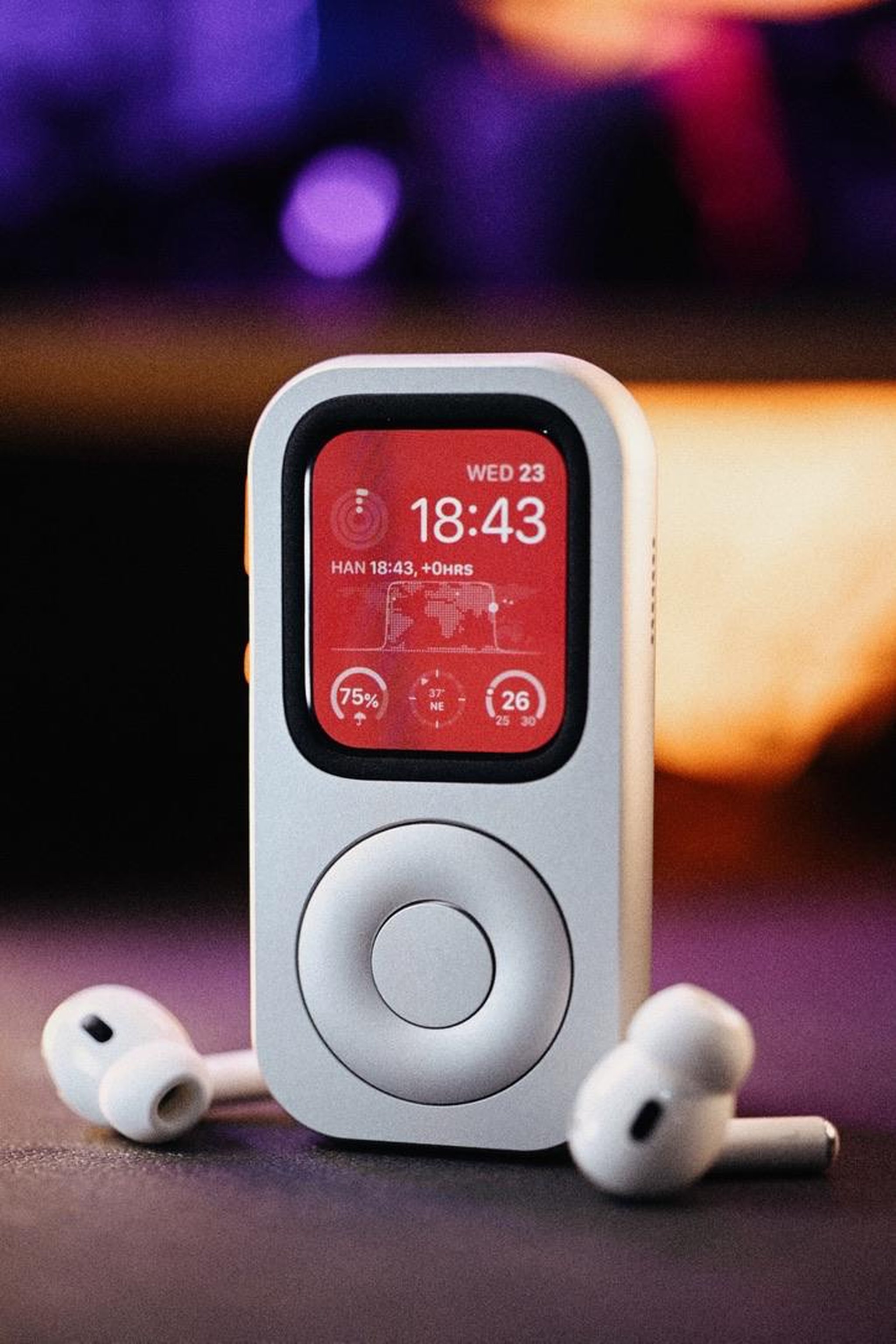 Vỏ Repod biến Apple Watch thành chiếc iPod Classic hoài niệm đứng cạnh tai nghe