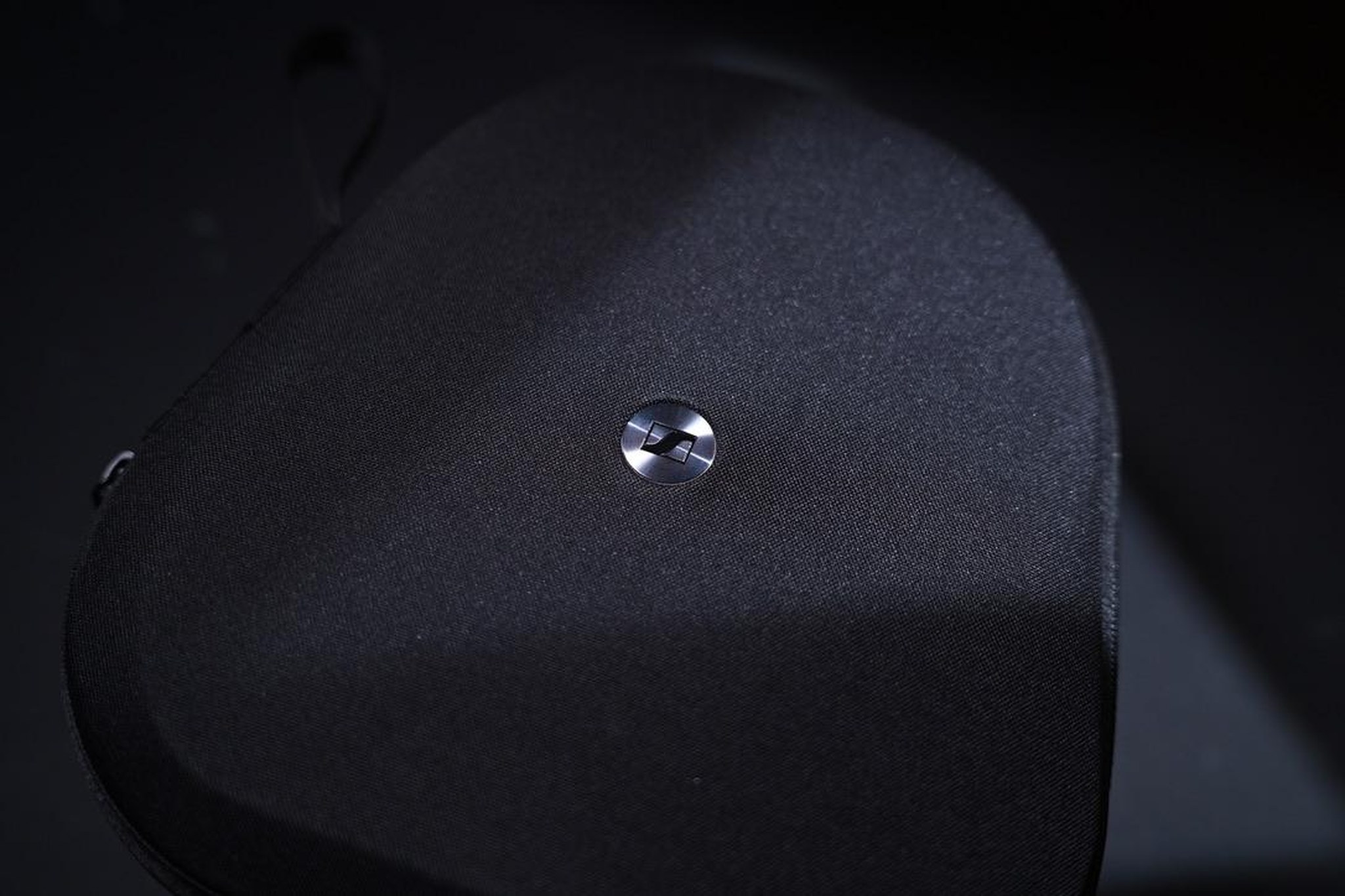 Hộp đựng case cao cấp mỏng hơn 20% đính logo kim loại sang trọng