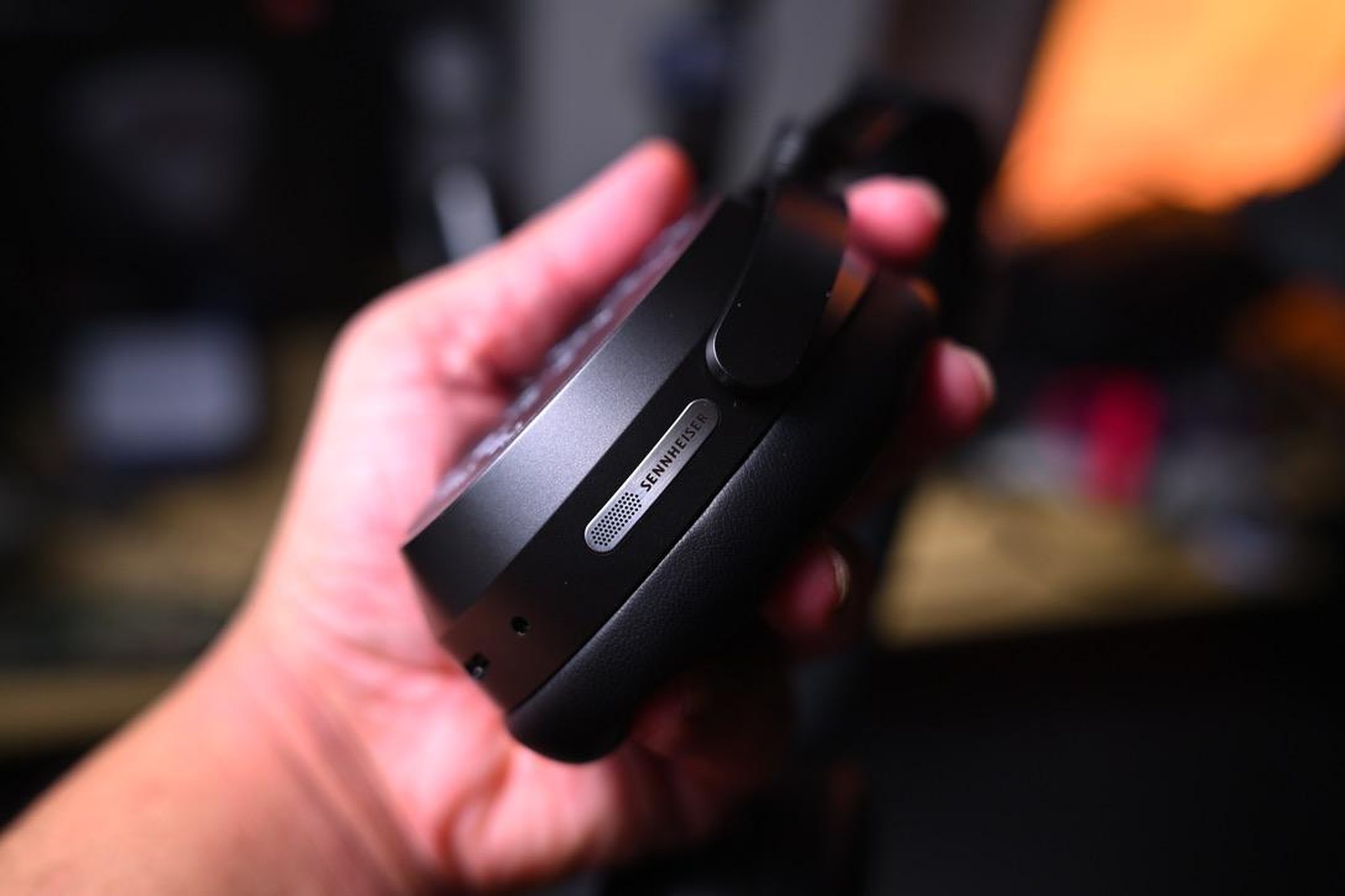 Huy hiệu kim loại SENNHEISER viền củ tai và khe mic chống ồn