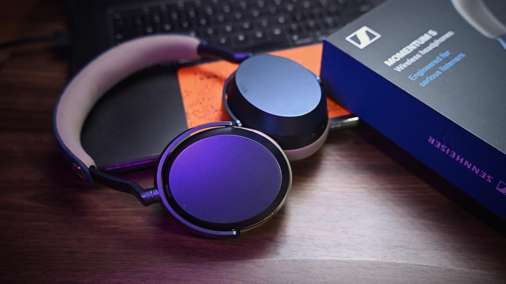 Trên tay thực tế Sennheiser Momentum 5 Wireless tại góc làm việc miniStudio