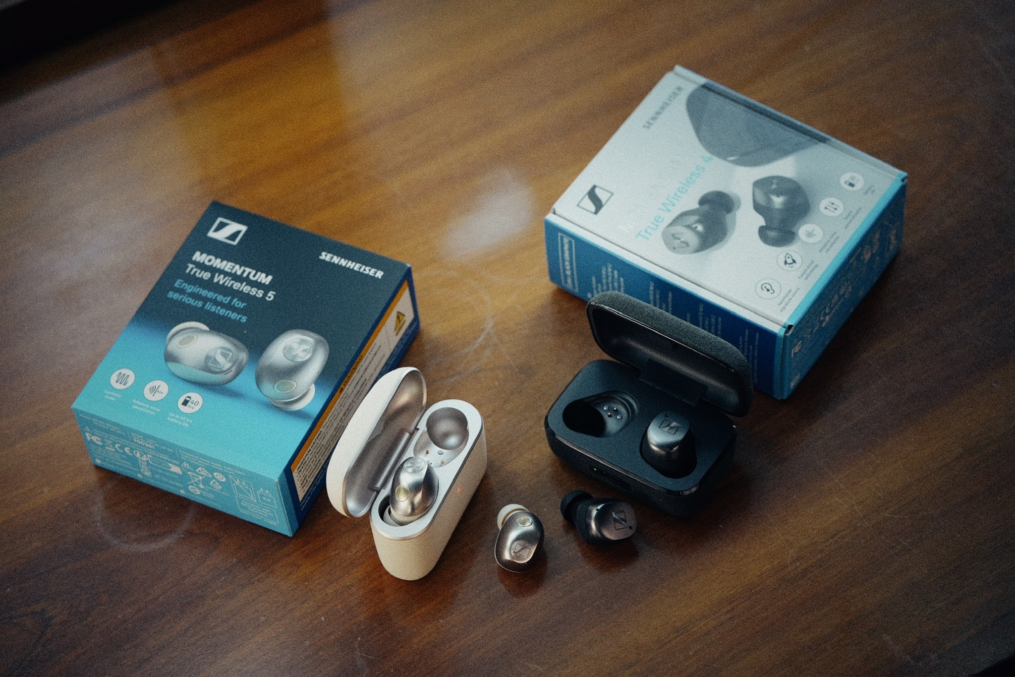 MOMENTUM True Wireless 5 (trái) và MOMENTUM True Wireless 4 (phải) đặt cạnh nhau.