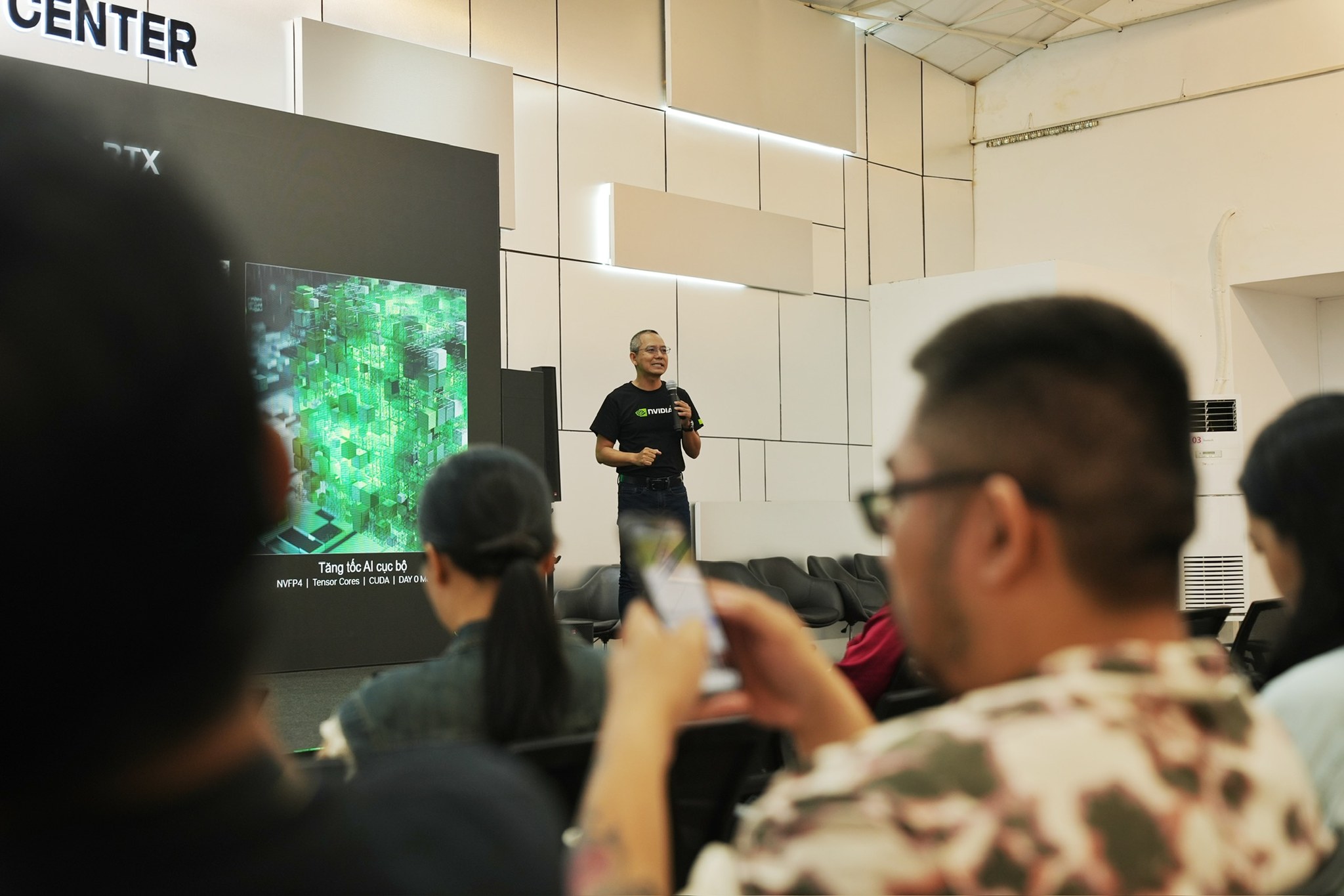 Anh Phạm An Dương đại diện NVIDIA giới thiệu công nghệ Tăng tốc AI cục bộ với NVFP4 và CUDA