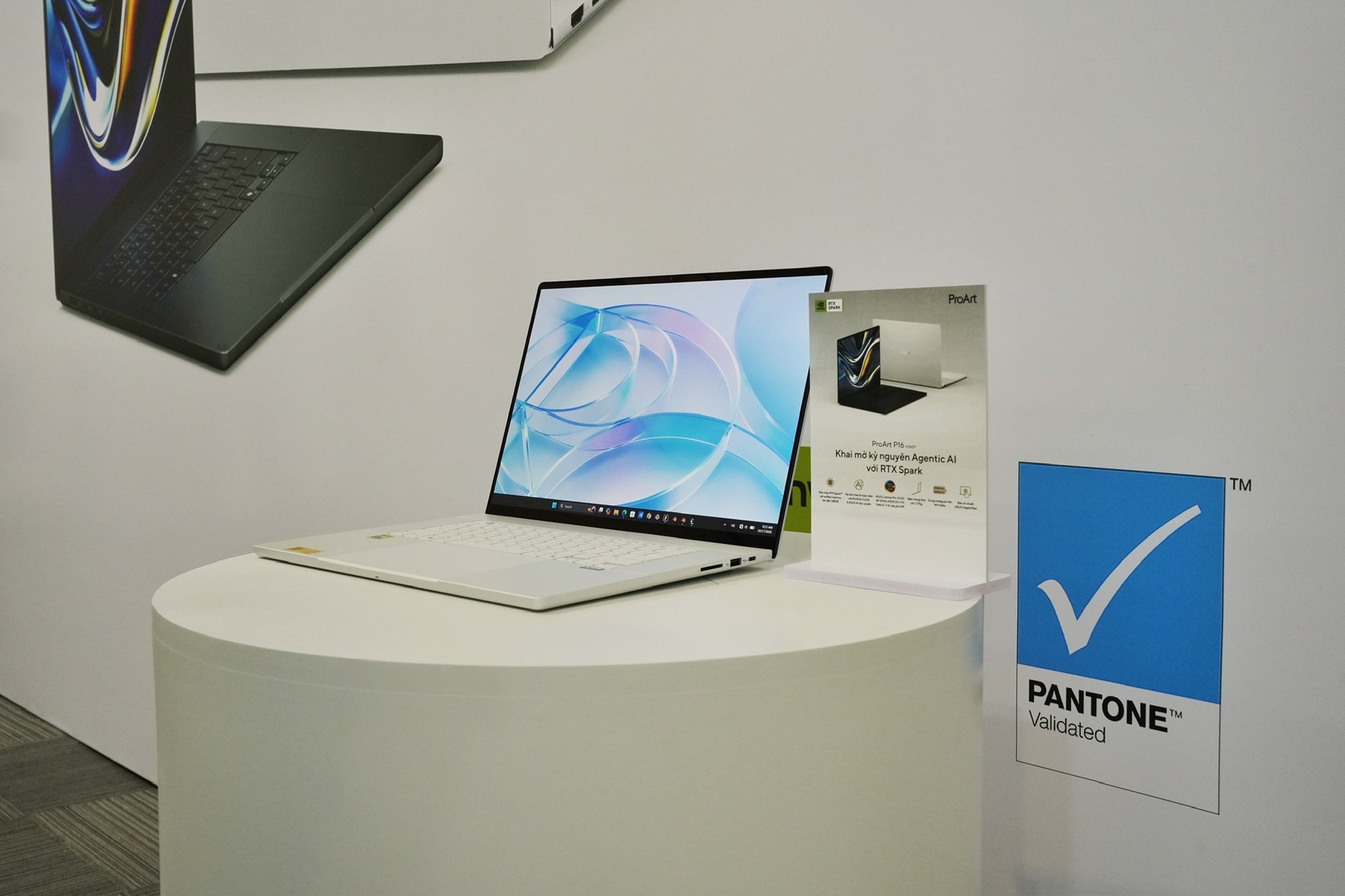 ASUS ProArt P16 phiên bản Neo White trên bục trưng bày.