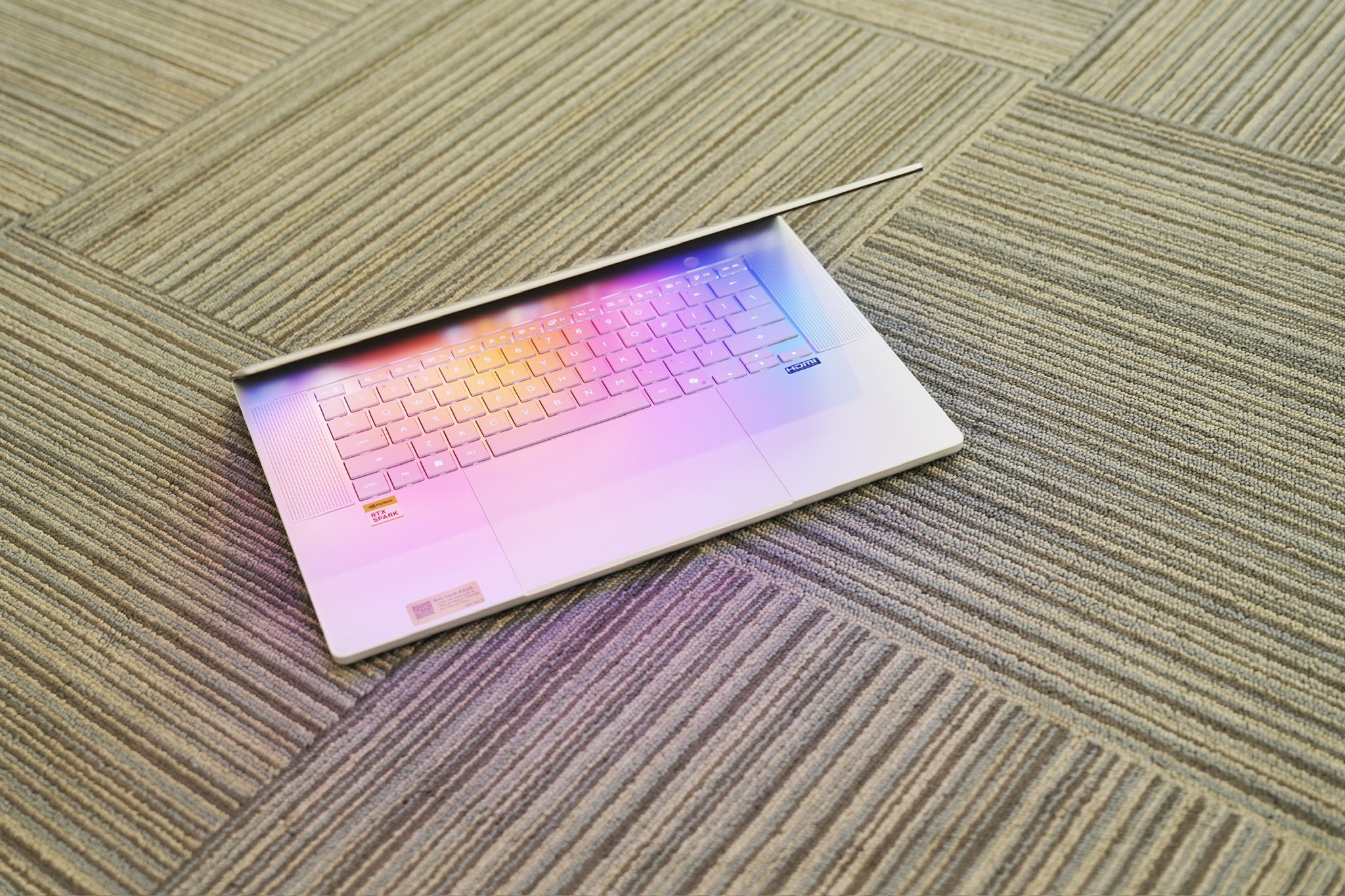 Cận cảnh tem vàng NVIDIA RTX SPARK trên chiếu nghỉ tay ProArt P16.